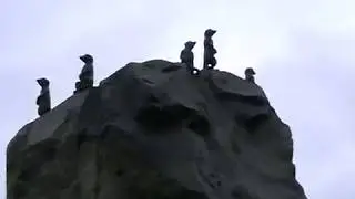 Памятник с сурикатами у входа в Пражский Зоопарк
