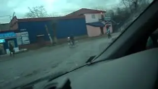 Пьяная в луже на дороге