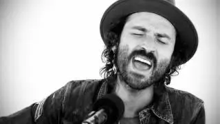 Leiva interpreta, en acústico, 'Terriblemente cruel'.