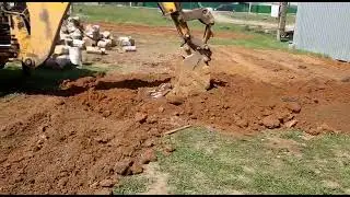 Выравнивание грунта экскаватором-погрузчиком  JCB в Первоуральске