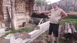 Строительство деревенского дома своими руками. Выкладываю цоколь из строительных блоков.