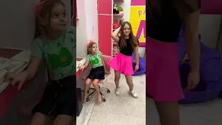 Маргарита мешает Лере учится. Дерзкие девушки.   