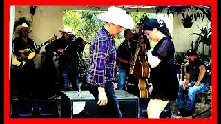 Tocando zapateado en la Huacana Michoacán