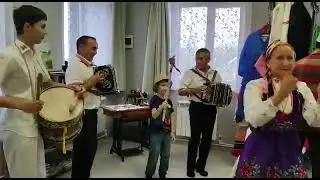 Марийцы зажигают поют танцуют играют на гармошке