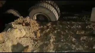 грузовик чуть не упал с отвала