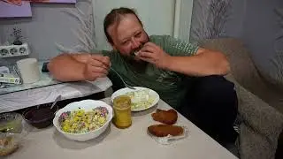 Получили пенсию купили телевизор для котенка Вкусно кушает мой сын Моем окна в доме готовимся к зиме