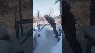 Занимайтесь спортом друзья! Брусья.Тренировка.10. 02.24.Отжимания на брусьях друга.