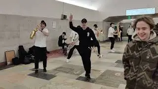 Вот так зажигают музыканты ансамбля Jumbo Brass Band заставляя людей плясать и петь в 