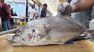 Fish cutting skills in the fish market.برش ماهی دربازار