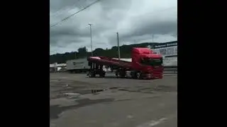 a carreta com a traseira mais alta do mundo