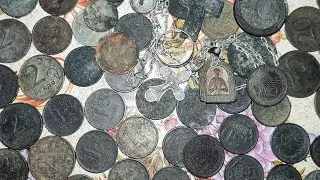 Поиск монет на берегу озера