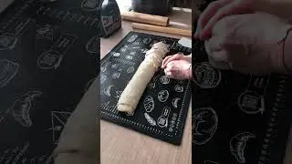 Слойка с сыром и колбасой 