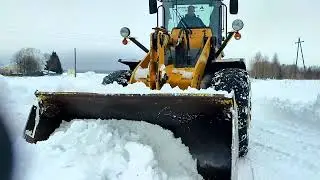 Пробиваю дорогу, на которой застрял ДТ 75.  Loader cleans the road where tractors get stuck