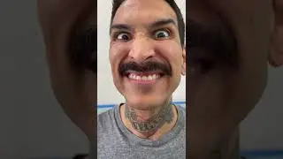 Bigote tipo lápiz/chevron, ni tan delgado ni tan ancho.