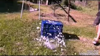 Разбиваю разные предметы в замедленной съёмке
