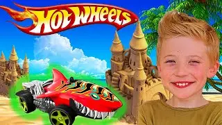 Тимур и Нил играют на пляже в машинки Hot Wheels, строят трассу в песке и воде, моют машинки в грязи