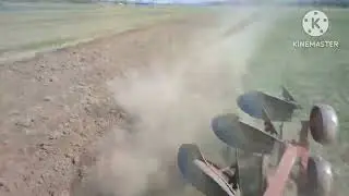 Пахота оборотным плугом МТЗ и следом дисковый плуг по пахоте.