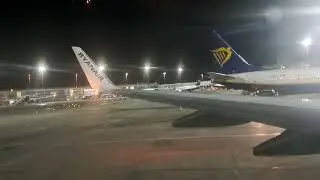 Ryanair Boeing 737-800 Landing at Dublin Airport Ireland (DUB)