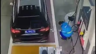 Paraları, kadın pompacının yüzüne fırlattı. Emekçi kadın gözyaşlarını tutamadı...
