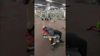 Súly felvétele és letétele kézisúlyzós fekvenyomásnal