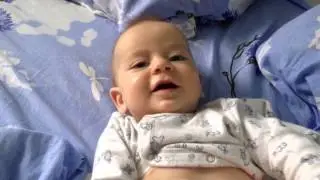 Ребенок издает смешные звуки