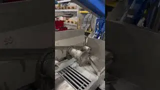 Odřezávání nálitků a vtokové soustavy na pile • Cutting off risers and gating system on the bandsaw