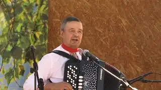 Г.Садовников хăйĕн юррипе савăнтарать.