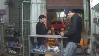 Tirando onda com o vendedor de cartão.
