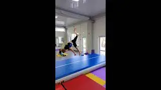 Акробатика - бланш по одной ноге, развёрнутое сальто, сальто без группировки (blanche)
