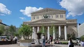Москва. Большой театр. Главный вход. Театральный фонтан. Август 2024 