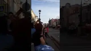В Питере уличный музыкант трогательно сыграл гимн Кыргызстана.