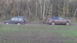 Volkswagen Touareg 3.0 TDI pulling Land Rover Discovery out of mud