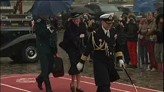 Dronning Margrethe indleder sommertogtet i silende regnvejr - DR Nyheder