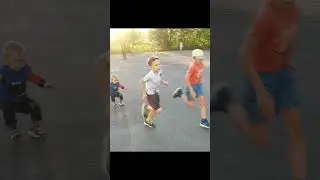 Спортсмены чуть не сбили малыша! 