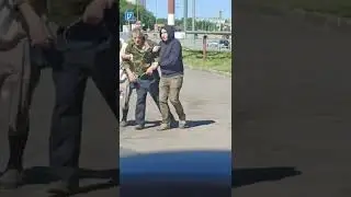 Алкаша ведут под руки