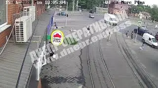 В Днепре легковой автомобиль Kia Cerato на большой скорости врезался в ограждение