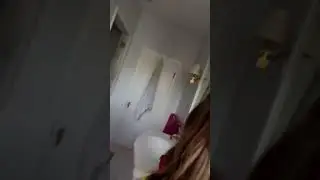 Зубки чистит 