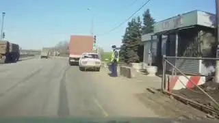 Гаишник упал
