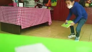 Maestra le avienta cuadernos a niños de primaria