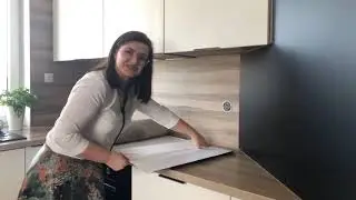 Montaż tapety w przestrzeni pomiędzy szafkami w kuchni🤗