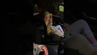 Наоми с Дэвидом в машине. Куда поедут дети?