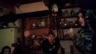 Девушки орут на парней .