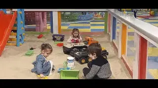 МАДИНА ИГРАЕТ В ПЕСОК