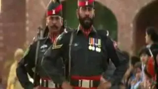 Ceremonia zilnica de coborare a drapelului la granita Pakistan-India