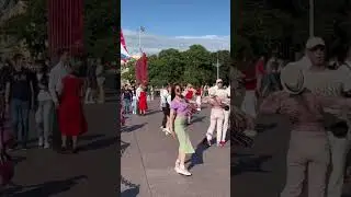 Танцы во время перекрытия города. Санкт Петербург. Полиция всех выгоняет за ограждения￼. 🫡