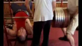 Жим 300 кг. 1 лежит, а 4 качаются. Алег 66