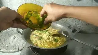 Curi telor ayam buat masak mie instan