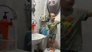 3 ГОДА РЕБЕНКУ, помогает маме😉 А как он это делает 😂смотрите до конца