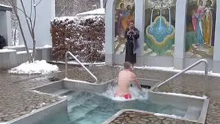 закаливание в зимней воде Харьков Крещение