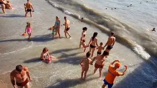 СИЛЬНАЯ ОПАСНОСТЬ В МОРЕ. КУПАНИЕ ЗАПРЕТИЛИ И ГОНЯТ ЛЮДЕЙ ИЗ ВОДЫ. ПОГОДА НА МОРЕ
